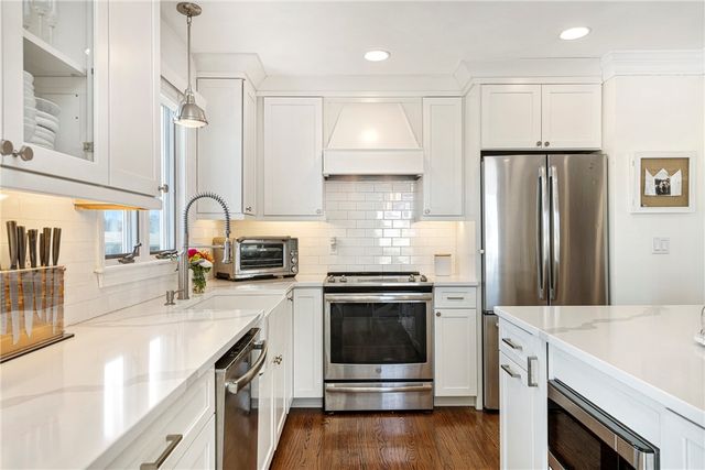 6 Jenkins Street, Bristol, RI 02809