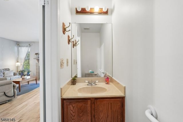 135 Grantham Dr, Franklin Twp., NJ 08873