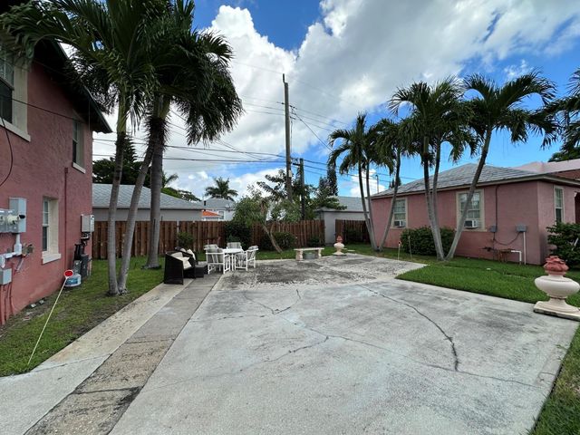 227 FORESTERIA Drive D, Lake Park, FL 33403
