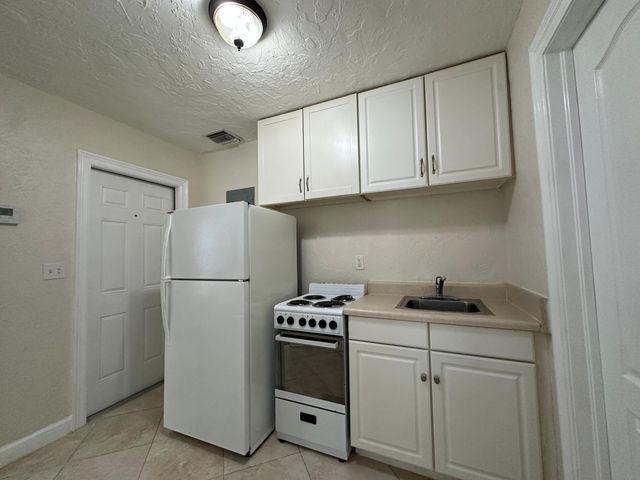227 FORESTERIA Drive D, Lake Park, FL 33403