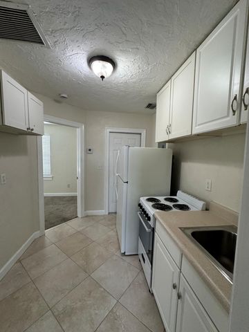 227 FORESTERIA Drive D, Lake Park, FL 33403
