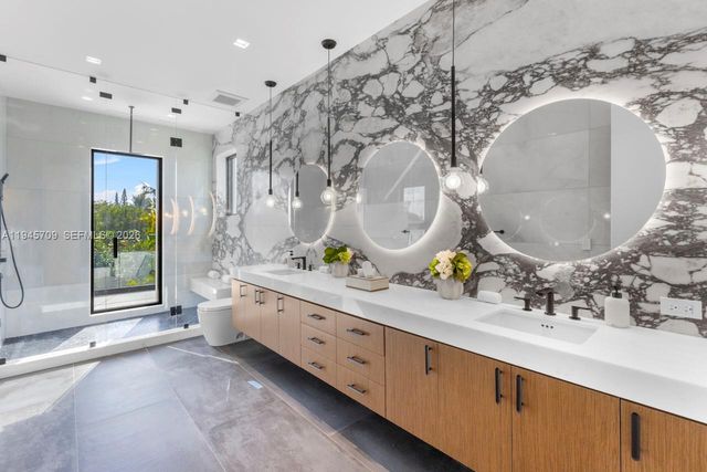 536 W 51st St, Miami Beach, FL 33140