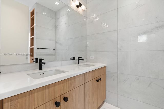 536 W 51st St, Miami Beach, FL 33140