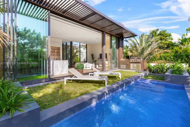 536 W 51st St, Miami Beach, FL 33140