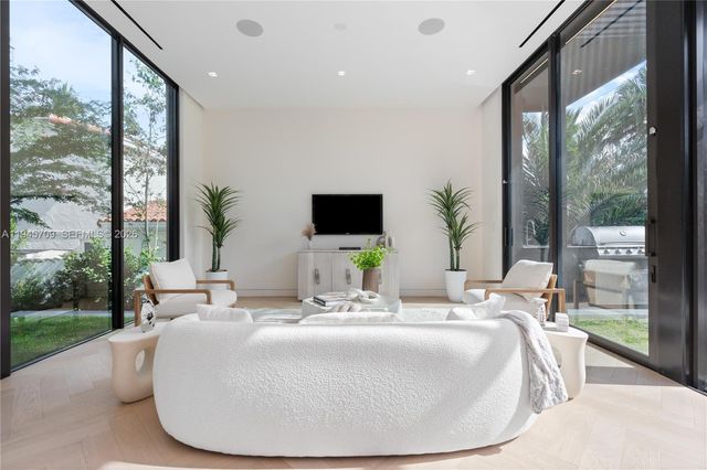 536 W 51st St, Miami Beach, FL 33140