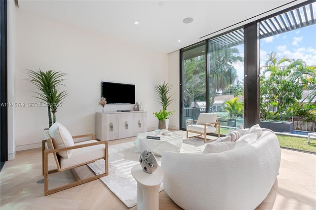 536 W 51st St, Miami Beach, FL 33140