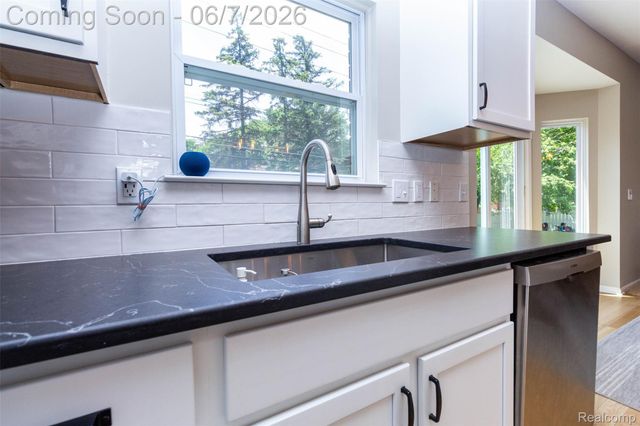 36039 Curtis Road, Livonia, MI 48152