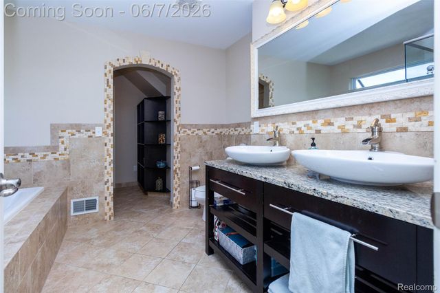 36039 Curtis Road, Livonia, MI 48152