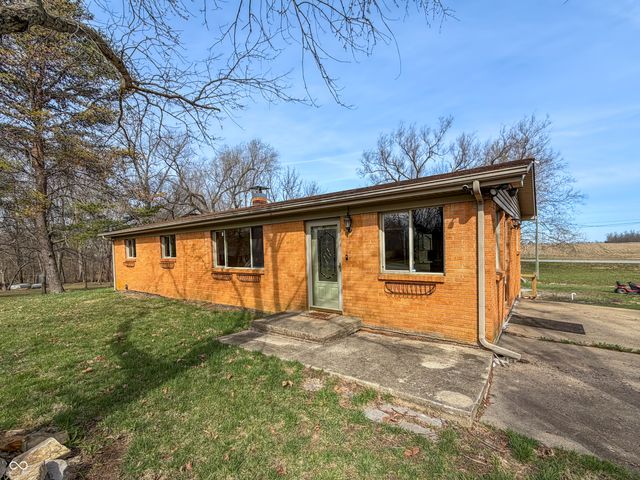 2950 S Lake Drive, Columbus, IN 47203