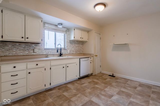 2950 S Lake Drive, Columbus, IN 47203