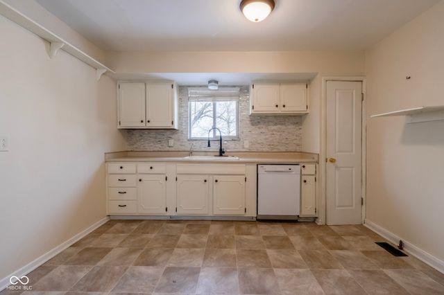 2950 S Lake Drive, Columbus, IN 47203