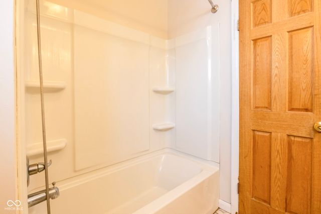 2950 S Lake Drive, Columbus, IN 47203