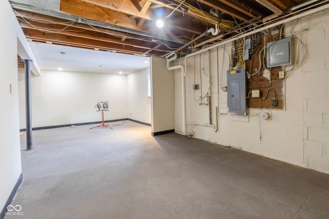 2950 S Lake Drive, Columbus, IN 47203