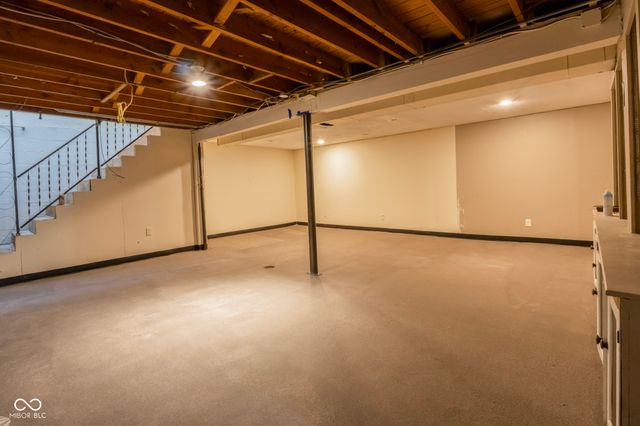 2950 S Lake Drive, Columbus, IN 47203