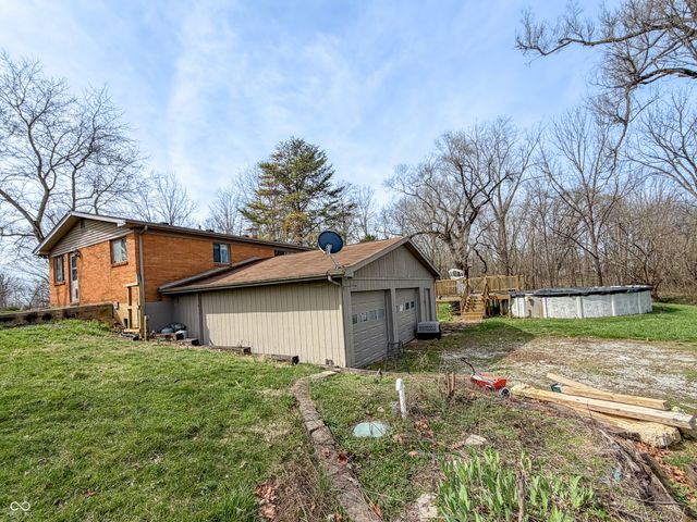 2950 S Lake Drive, Columbus, IN 47203