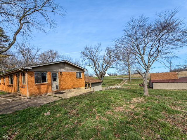 2950 S Lake Drive, Columbus, IN 47203