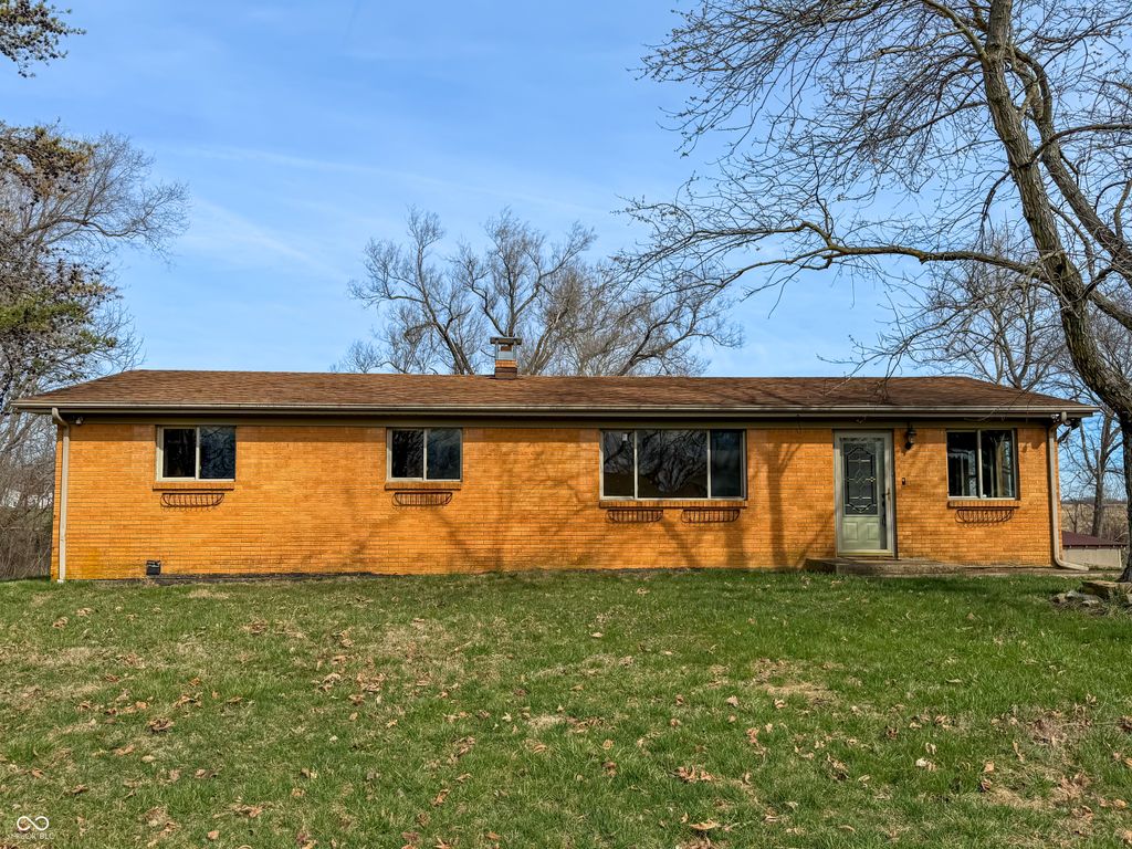 2950 S Lake Drive, Columbus, IN 47203