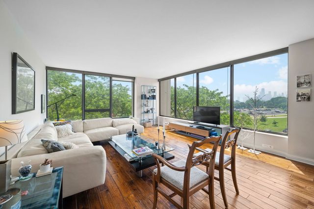 2800 N Lake Shore Drive 402, Chicago, IL 60657