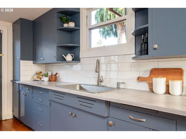 6646 N Columbia Way, Portland, OR 97203