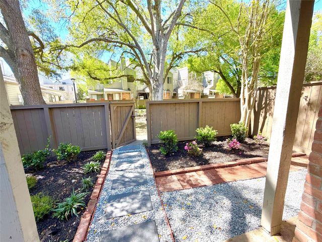 11703 Lakeside Place Drive 229, Houston, TX 77077