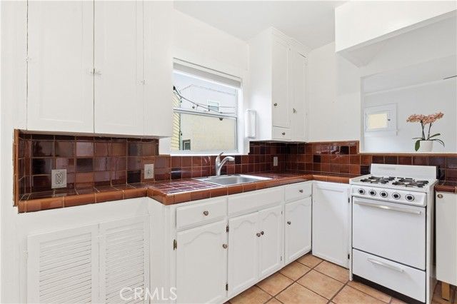 1950 S Palm Grove Avenue, Los Angeles, CA 90016