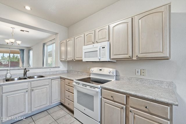 7995 W Morning Light Way, Tucson, AZ 85743