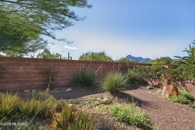 7995 W Morning Light Way, Tucson, AZ 85743