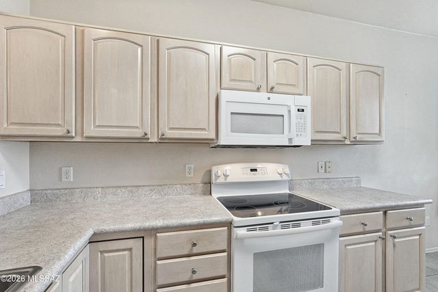 7995 W Morning Light Way, Tucson, AZ 85743