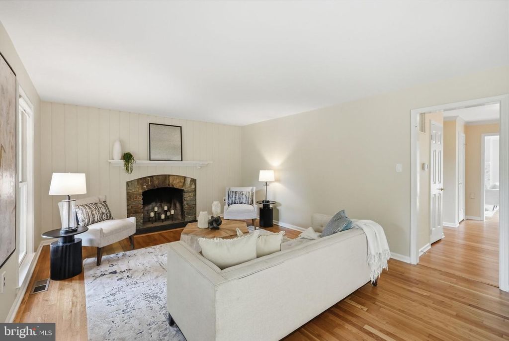Image 10 of property listing at 8100 BUCKSPARK LN E, Potomac, MD 20854