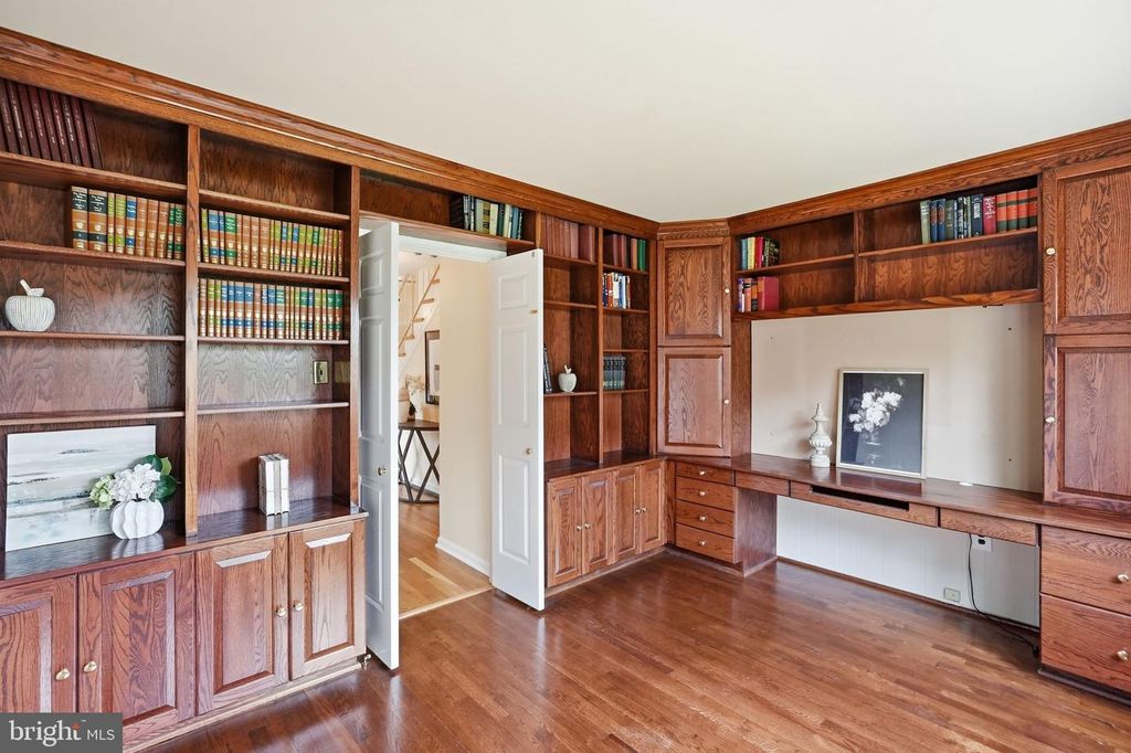Image 13 of property listing at 8100 BUCKSPARK LN E, Potomac, MD 20854