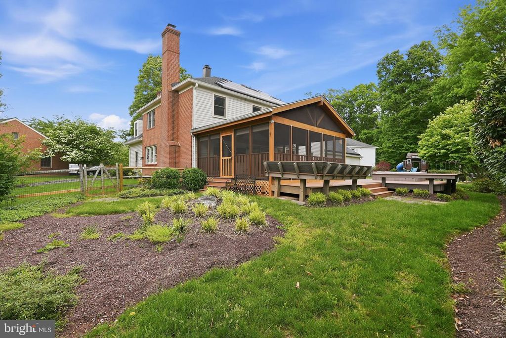 Image 30 of property listing at 8100 BUCKSPARK LN E, Potomac, MD 20854
