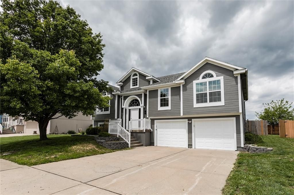 12106 E 214th Street, Peculiar, MO 64078