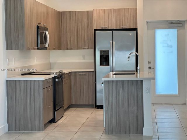 8201 NW 41st St D-203, Doral, FL 33166
