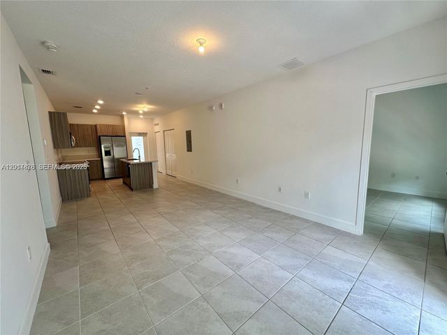 8201 NW 41st St D-203, Doral, FL 33166