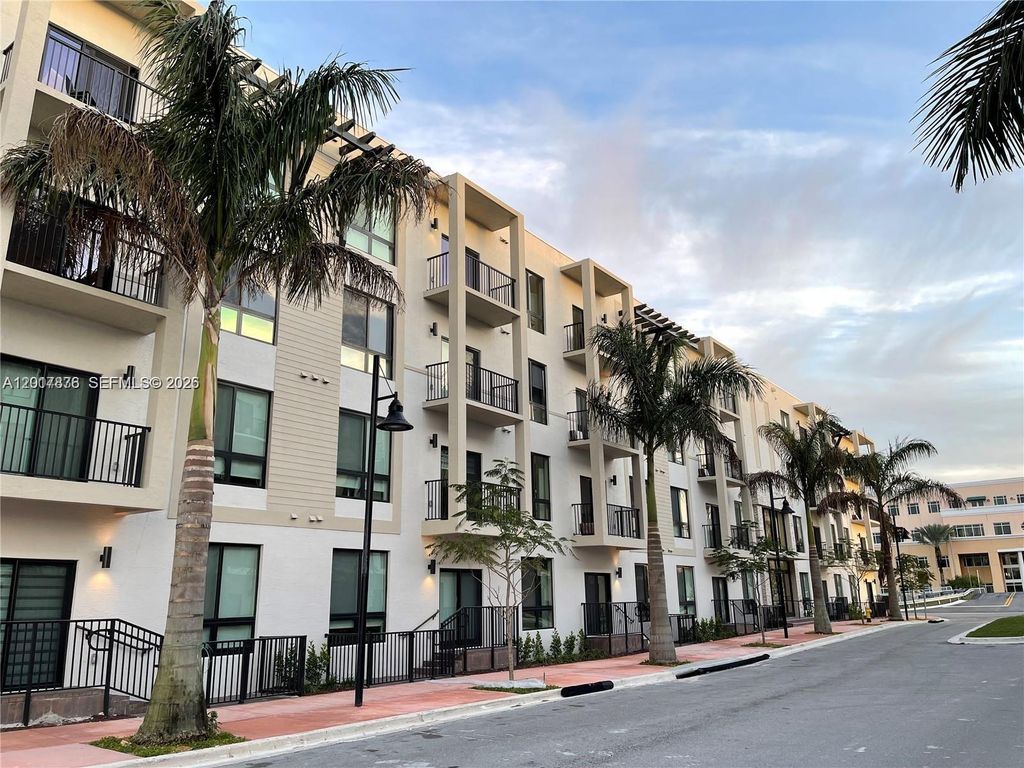 8201 NW 41st St D-203, Doral, FL 33166