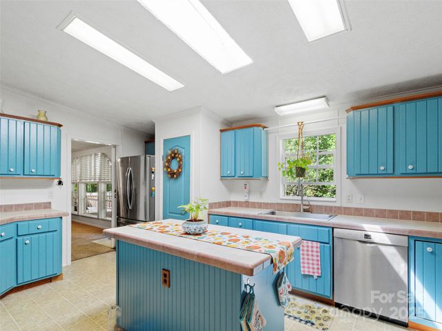 113 Snowberry Lane, Burnsville, NC 28714