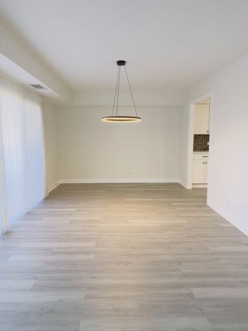 1671 Mission Hills Road 201, Northbrook, IL 60062