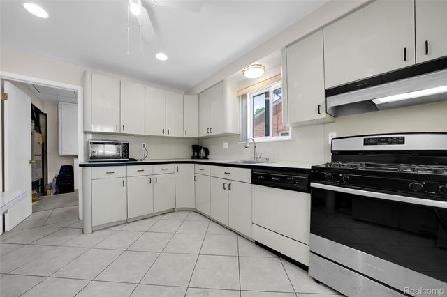 13341 Albany Street, Oak Park, MI 48237