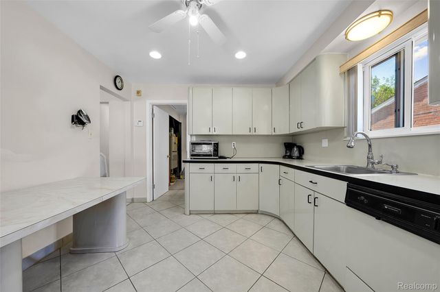 13341 Albany Street, Oak Park, MI 48237