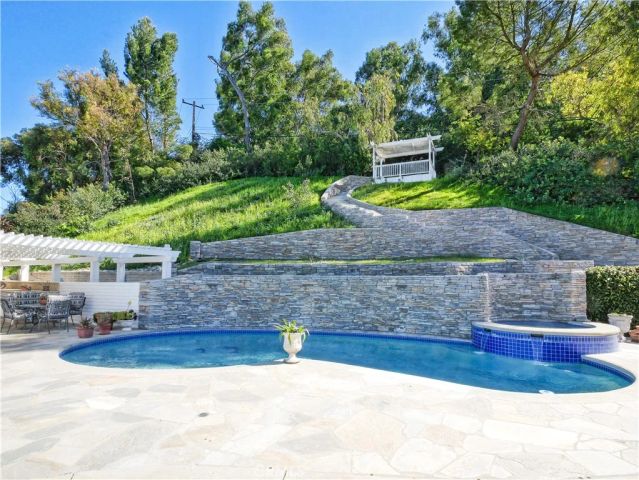 49 Saddleback, Rolling Hills, CA 90274