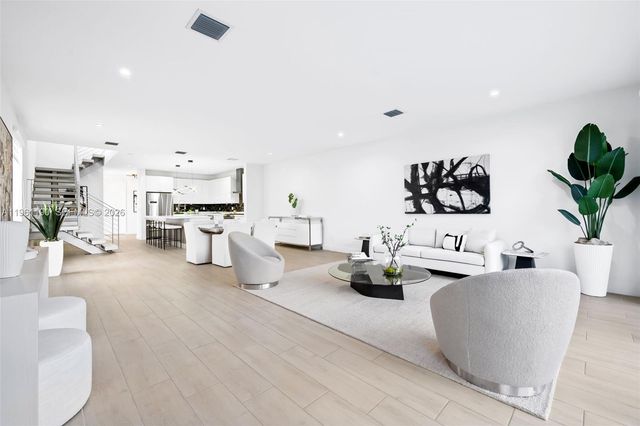 811 NE 17th Way, Fort Lauderdale, FL 33304