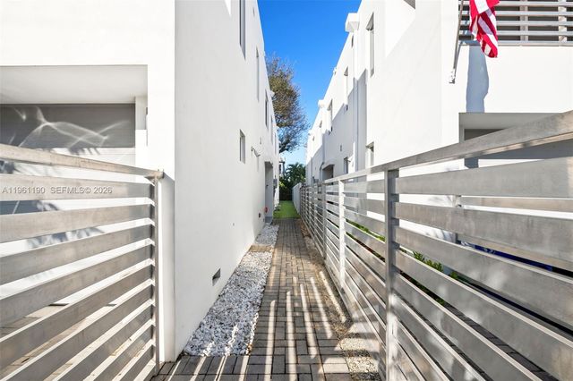 811 NE 17th Way, Fort Lauderdale, FL 33304