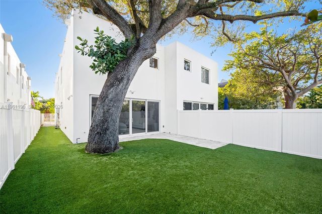 811 NE 17th Way, Fort Lauderdale, FL 33304