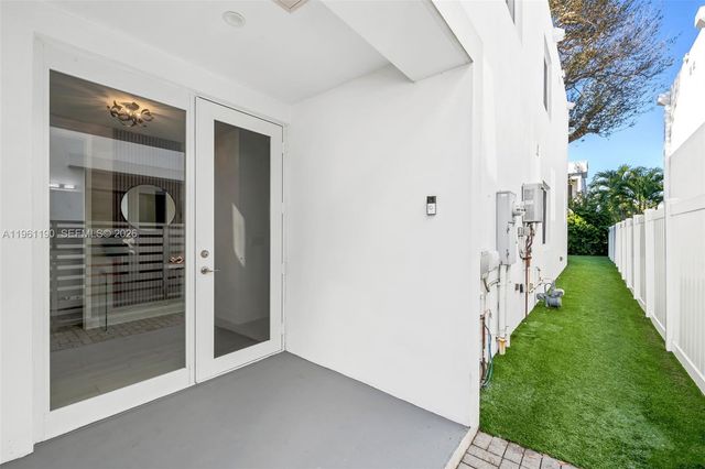 811 NE 17th Way, Fort Lauderdale, FL 33304