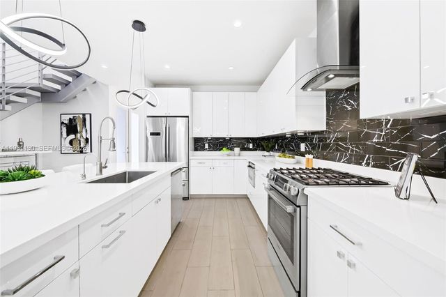 811 NE 17th Way, Fort Lauderdale, FL 33304