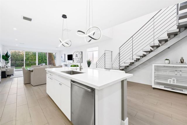 811 NE 17th Way, Fort Lauderdale, FL 33304