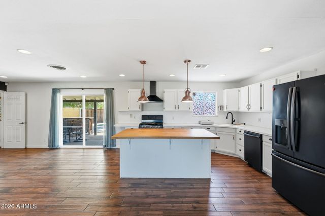 1239 W ELNA RAE Street, Tempe, AZ 85281