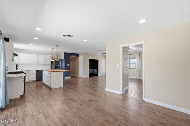 1239 W ELNA RAE Street, Tempe, AZ 85281