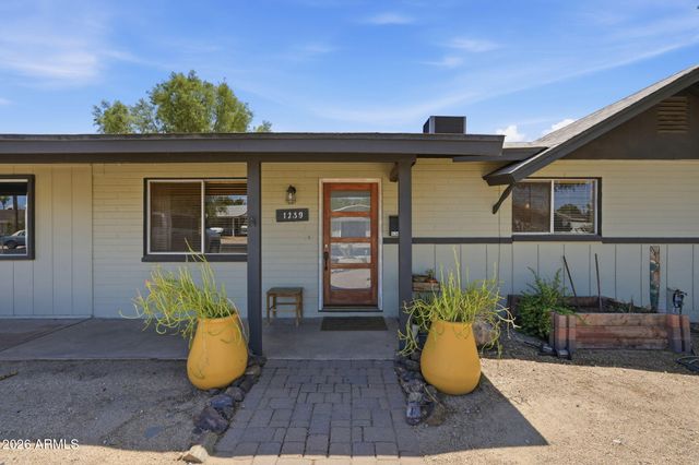 1239 W ELNA RAE Street, Tempe, AZ 85281