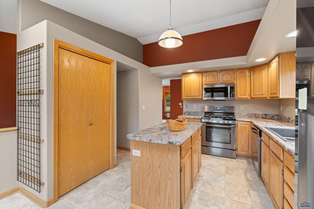 1212 MOUNTAIN SPRINGS RD, Rapid City, SD 57702